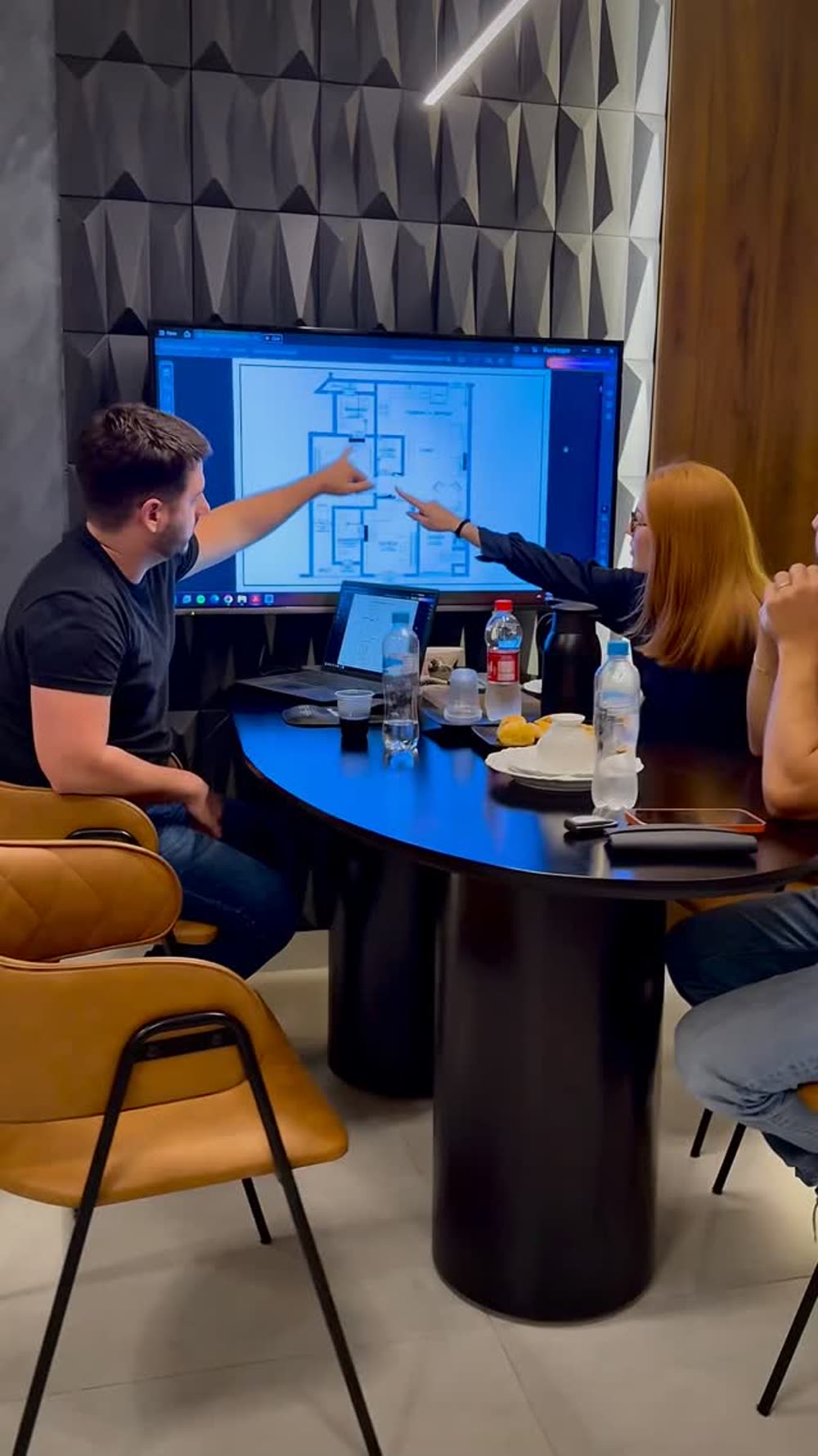 Agnaldo apresentando projeto em reunião com clientes